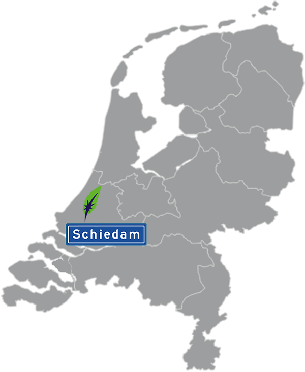 Grijze kaart van Nederland met Schiedam aangegeven voor maatwerk taalcursus Frans zakelijk - blauw plaatsnaambord met witte letters en Dagnall veer - transparante achtergrond - 600 * 733 pixels